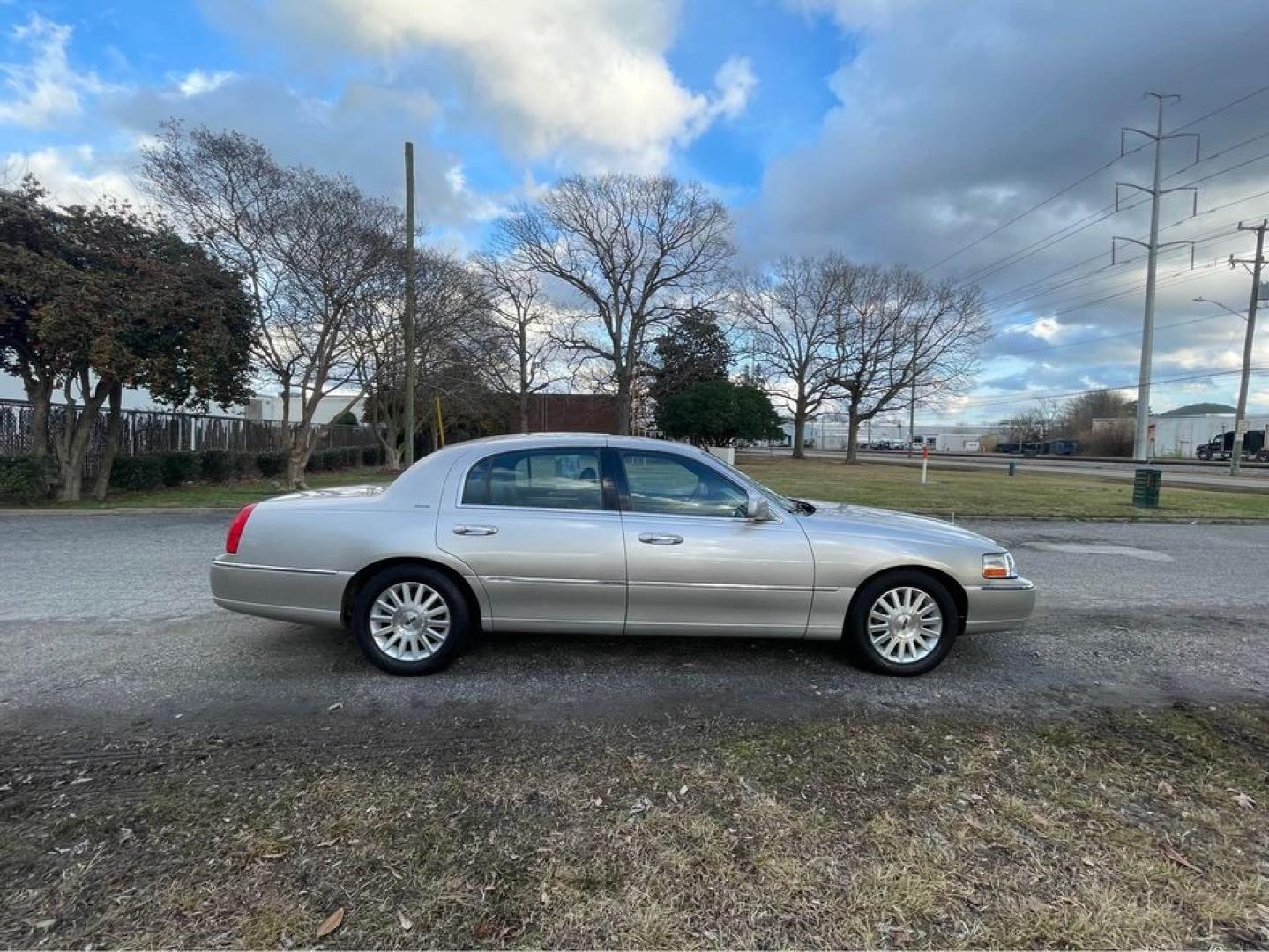 2004 Silver /Black Lincoln Town Car Ultimate (1LNHM83W84Y) with an 4.6 V8 engine, Automatic transmission, located at 5700 Curlew Drive, Norfolk, VA, 23502, (757) 455-6330, 36.841885, -76.209412 - Photo#7